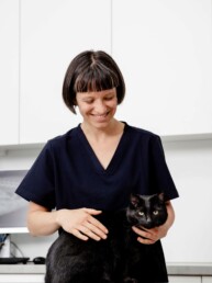 Katze bei der Untersuchung durch eine Tierärztin in der Tierarztpraxis Köln-Mülheim
